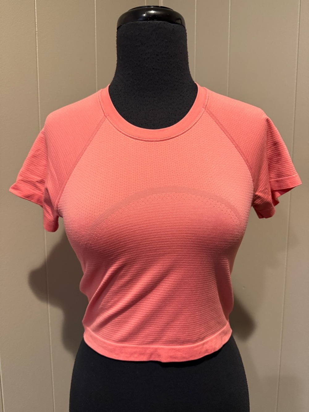 B40 lululemon athletica Women’s 6 Pink Short Sleeve Fitted Crop Tee